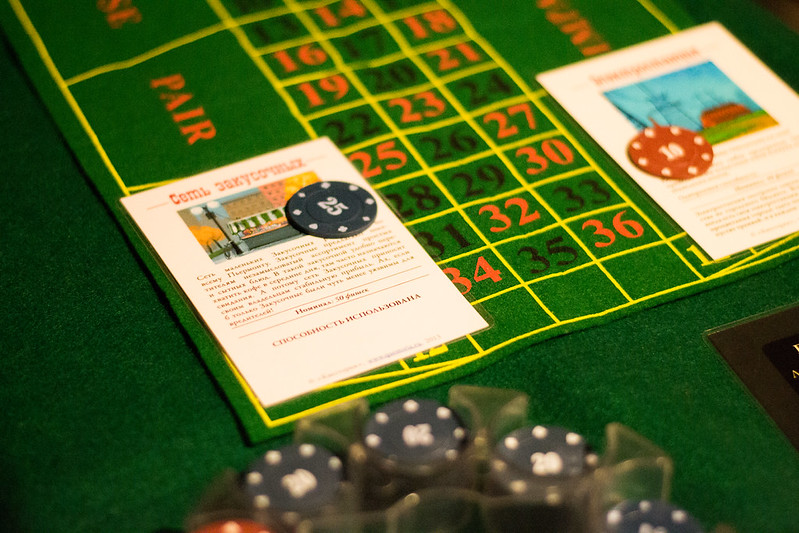 Ведущий развлекает гостей на корпоративе в Чите