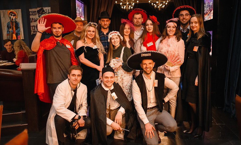 Корпоратив на Новый год в Чите — празднично украшенный банкетный зал